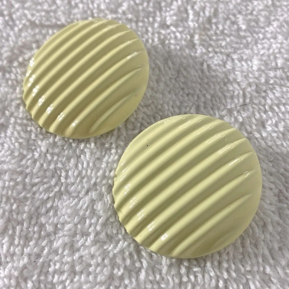 Vintage Pastel Yellow Painted  Textured Metal Round Clip On Earrings - Picture 7 of 8